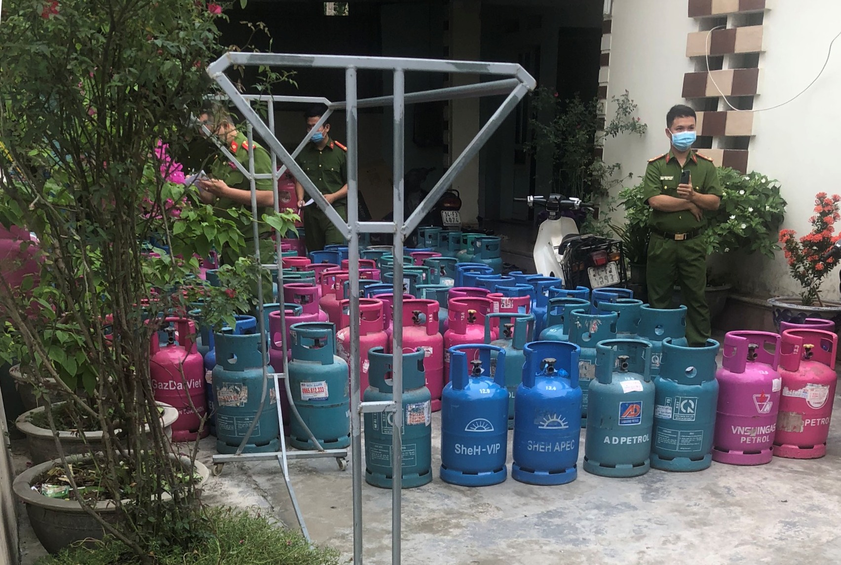 Công an huyện Thuỷ Nguyên: Phát hiện gần 200 bình gas không rõ nguồn gốc